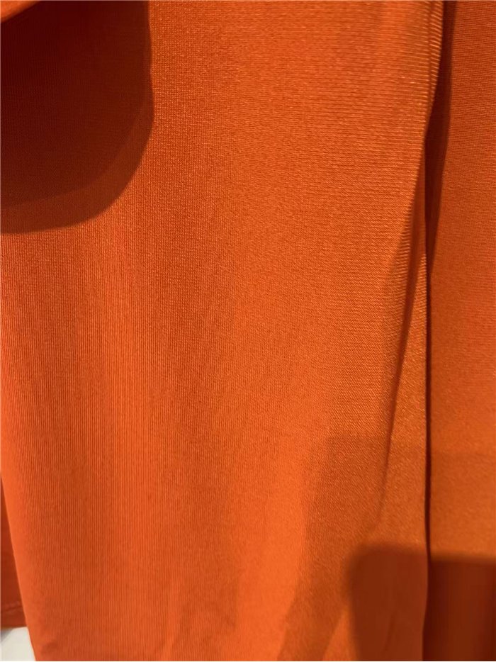 Conjunto blusa lycra drapeada con aplique metálico y pantalón