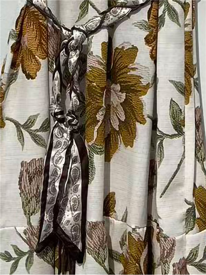 Wickelkleid mit Blumenmuster und Schleife