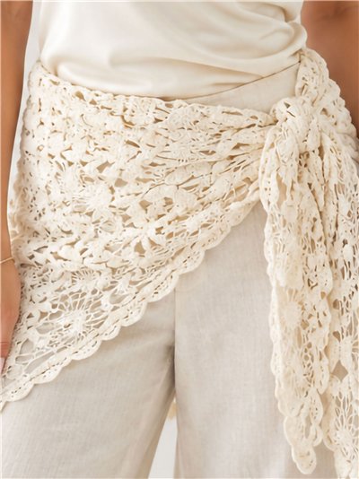 Pañuelo triangular de crochet floral