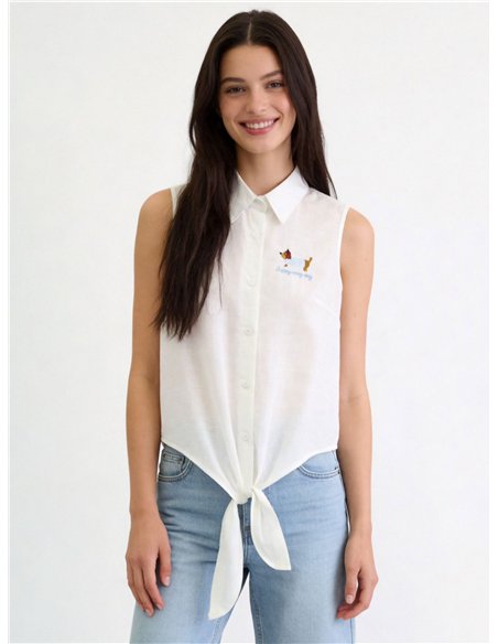 Camicia senza maniche annodata con ricamo di un bassotto