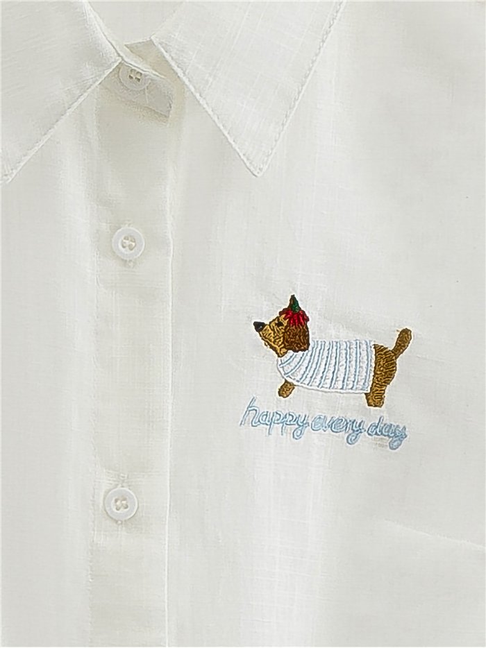 Camicia senza maniche annodata con ricamo di un bassotto