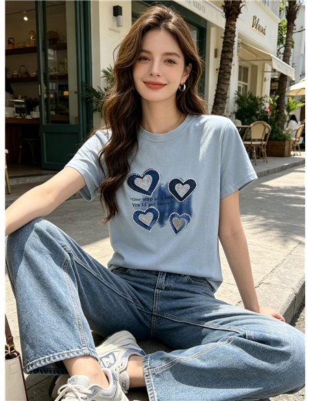 Camiseta com corações azuis