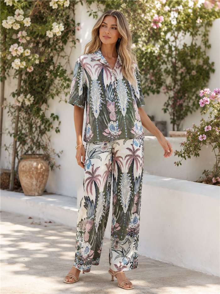 Completo composto da camicia e pantaloni con stampa tropicale.