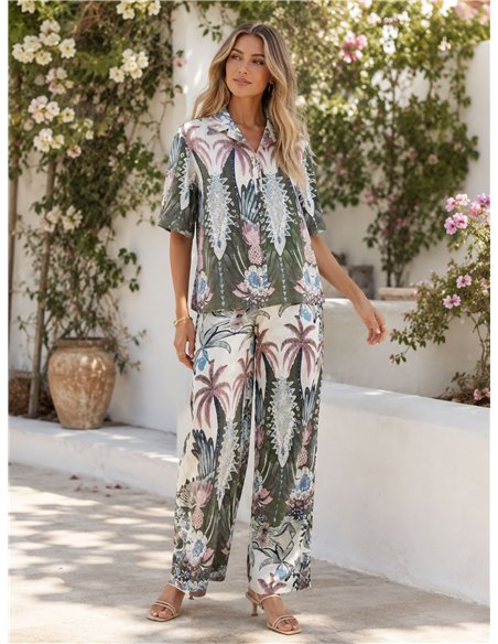 Completo composto da camicia e pantaloni con stampa tropicale.