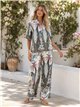 Completo composto da camicia e pantaloni con stampa tropicale.
