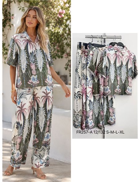 Completo composto da camicia e pantaloni con stampa tropicale.