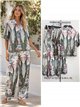 Completo composto da camicia e pantaloni con stampa tropicale.