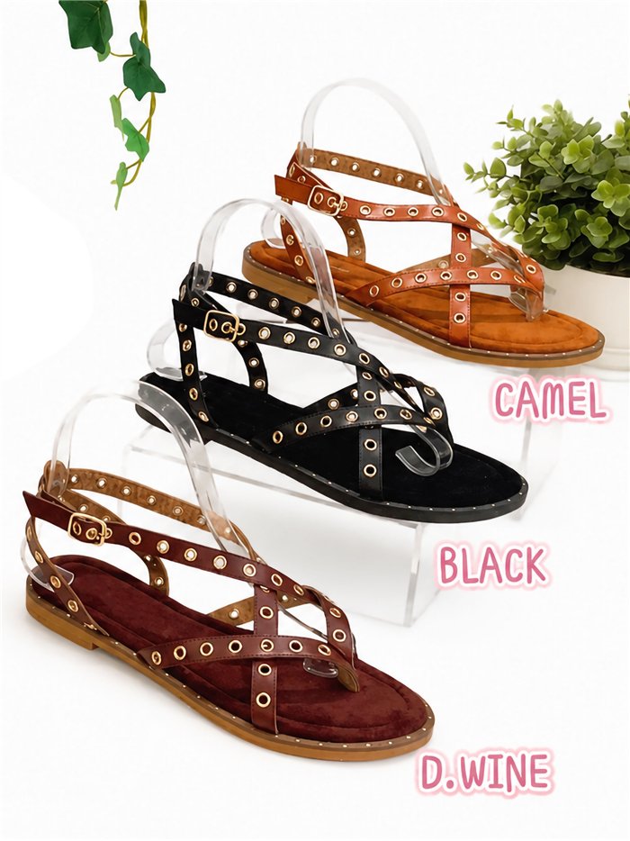 Sandalia plana con tiras y tachuelas