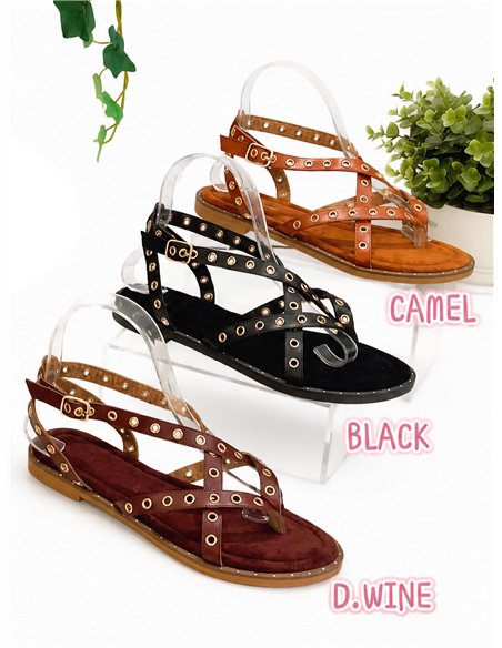 Sandalia plana con tiras y tachuelas