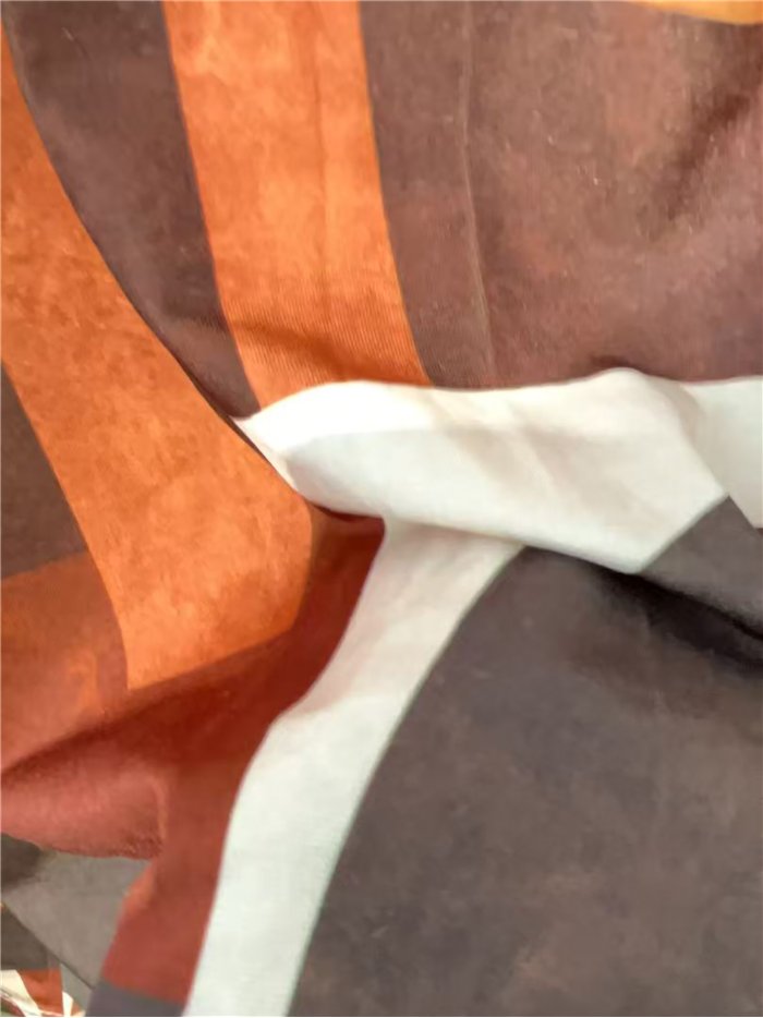 Kurzes Kleid mit abstraktem Muster