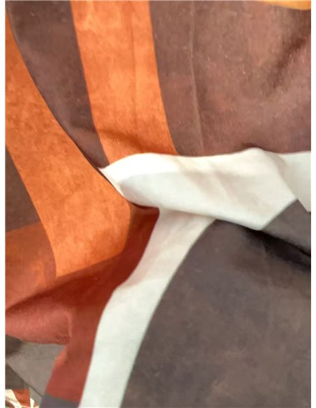 Kurzes Kleid mit abstraktem Muster