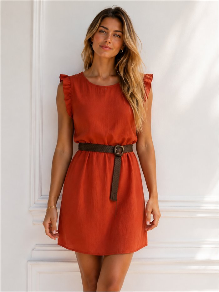 Schlichtes Kleid mit Rüschen und Gürtel
