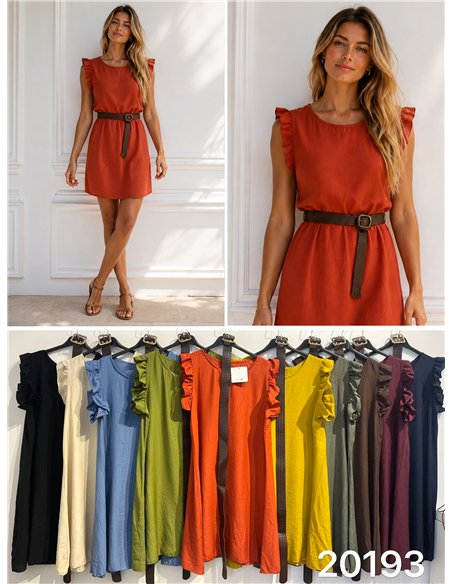 Schlichtes Kleid mit Rüschen und Gürtel