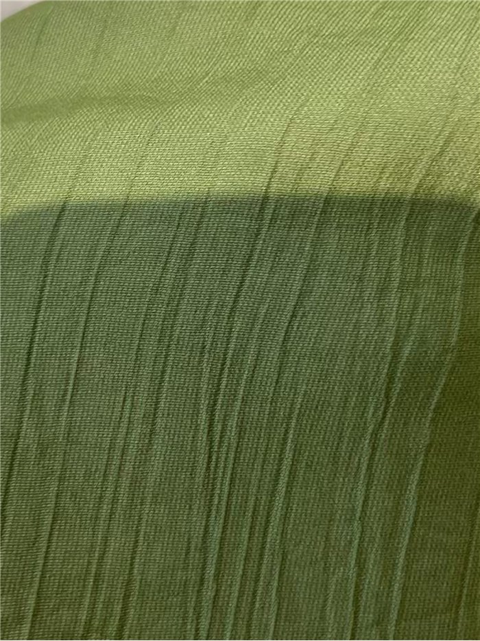 Schlichtes Kleid mit Rüschen und Gürtel