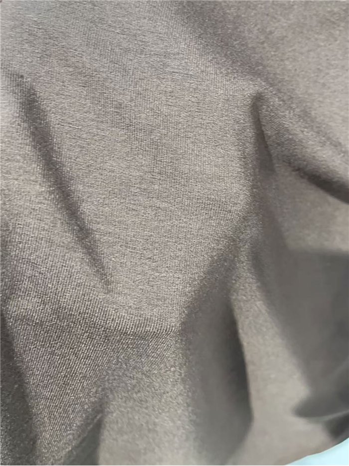Robe midi unie à col en V et collier