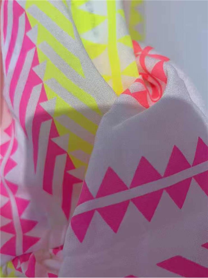 Vestido curto com alças estampadas em neon