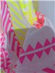 Vestido curto com alças estampadas em neon