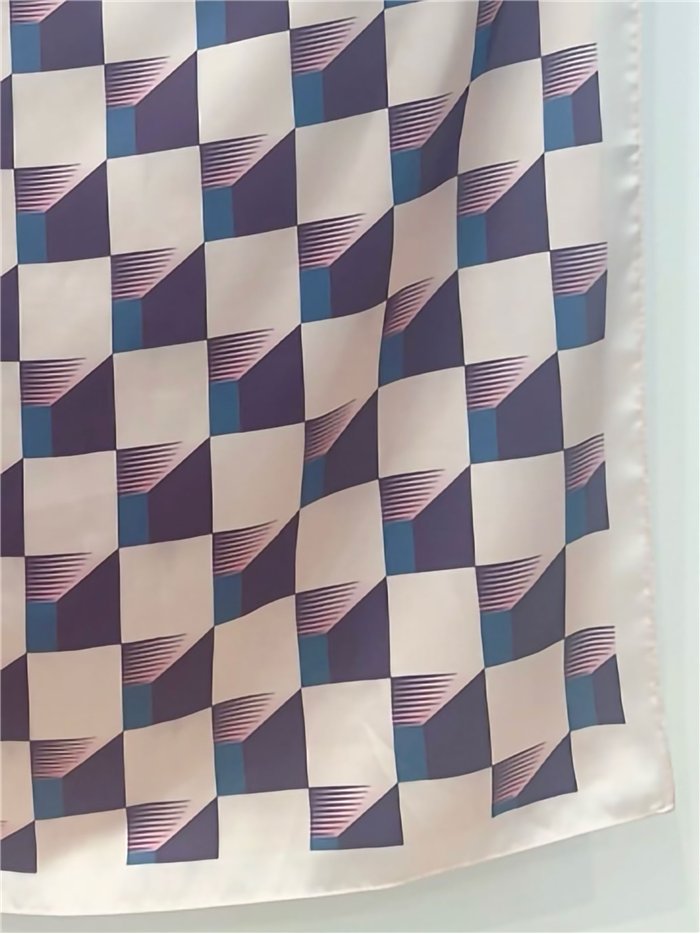 Lenço quadrado com estampa geométrica