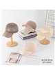 Gorra visera efecto raffia con strass