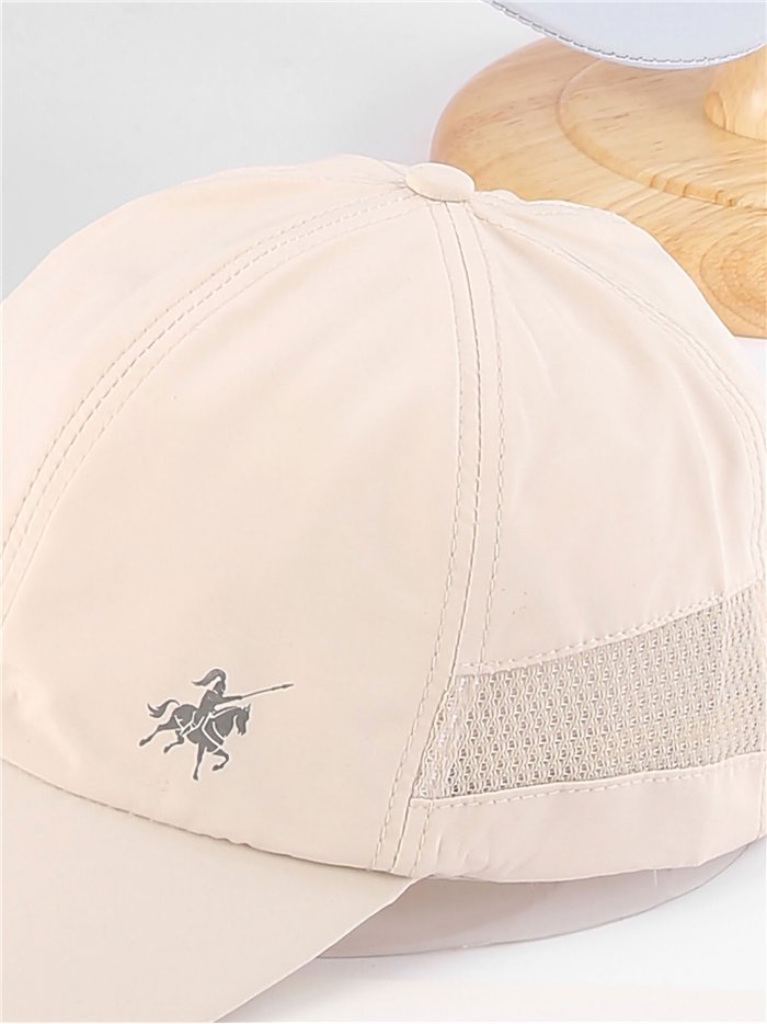 Gorra deportiva detalle frontal