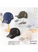 Gorra deportiva visera a rayas