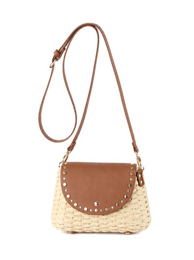 Bolso bandolera de rafia con solapa tachonada