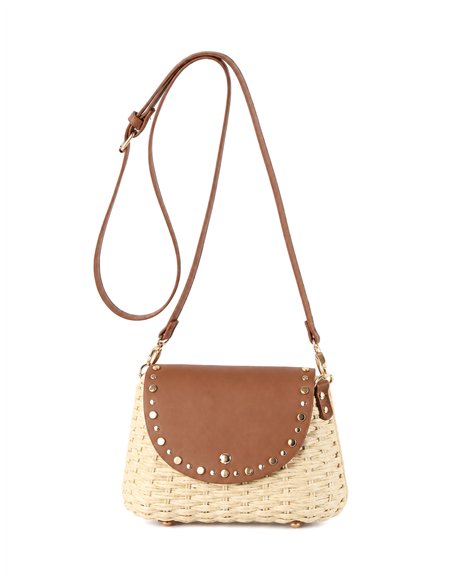 Bolso bandolera de rafia con solapa tachonada