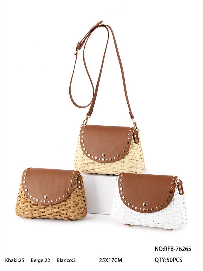 Bolso bandolera de rafia con solapa tachonada