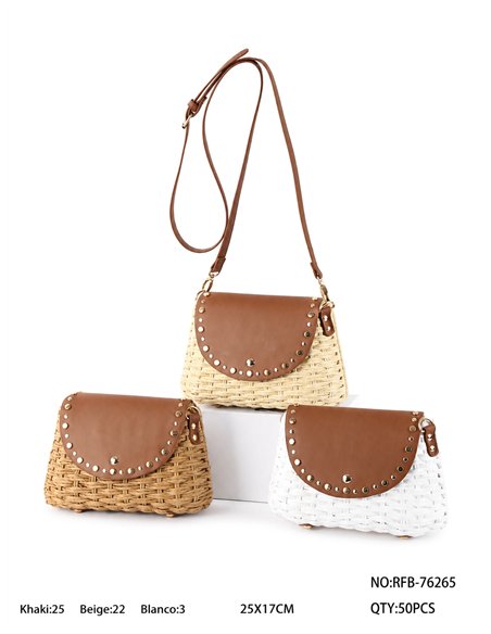 Bolso bandolera de rafia con solapa tachonada