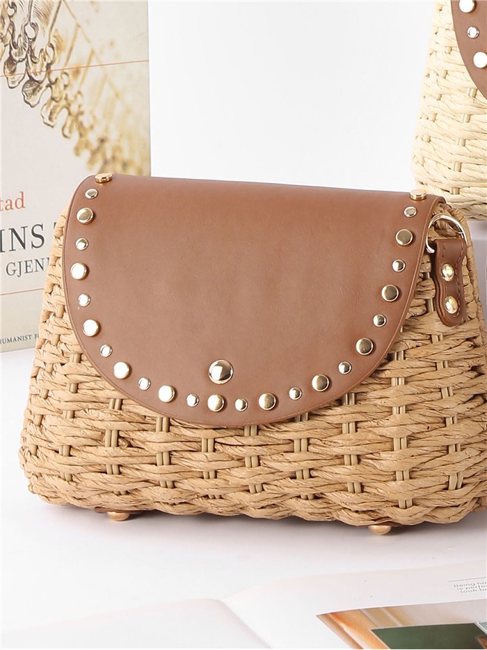 Bolso bandolera de rafia con solapa tachonada