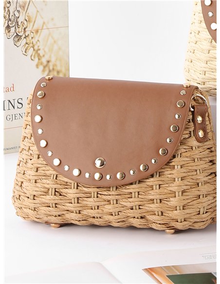 Bolso bandolera de rafia con solapa tachonada