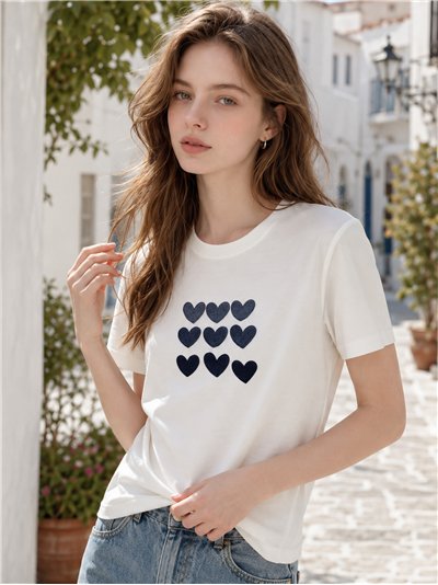 T-Shirt mit bestickten Herzen