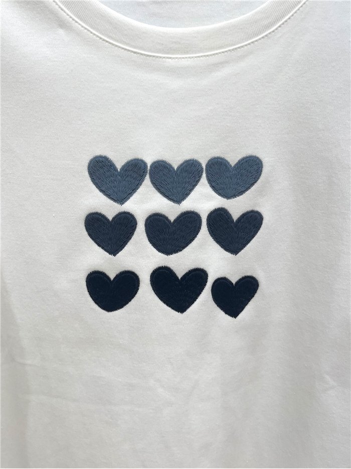 T-shirt à cœurs brodés