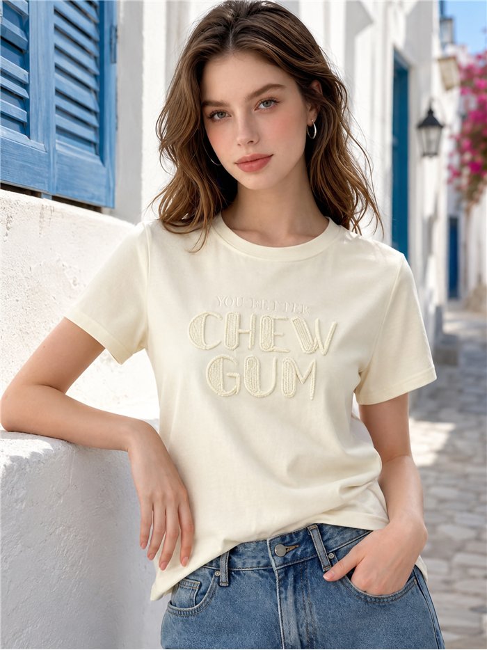 T-shirt con testo ricamato