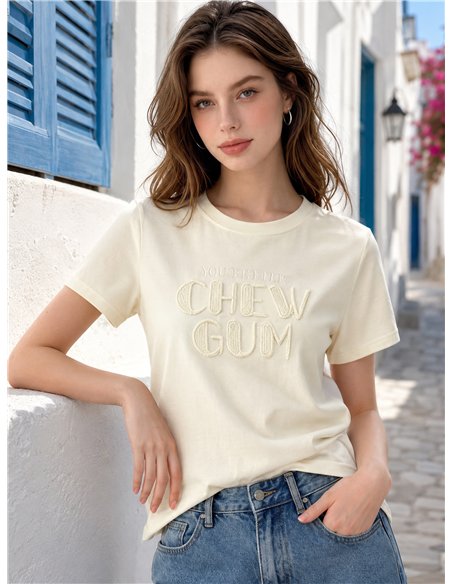 T-shirt con testo ricamato