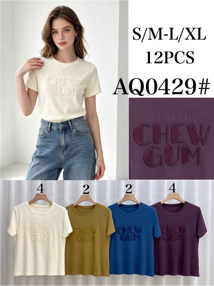 T-shirt con testo ricamato