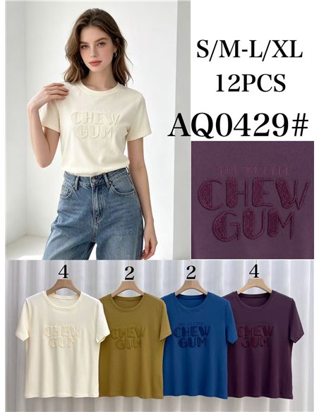 T-shirt con testo ricamato