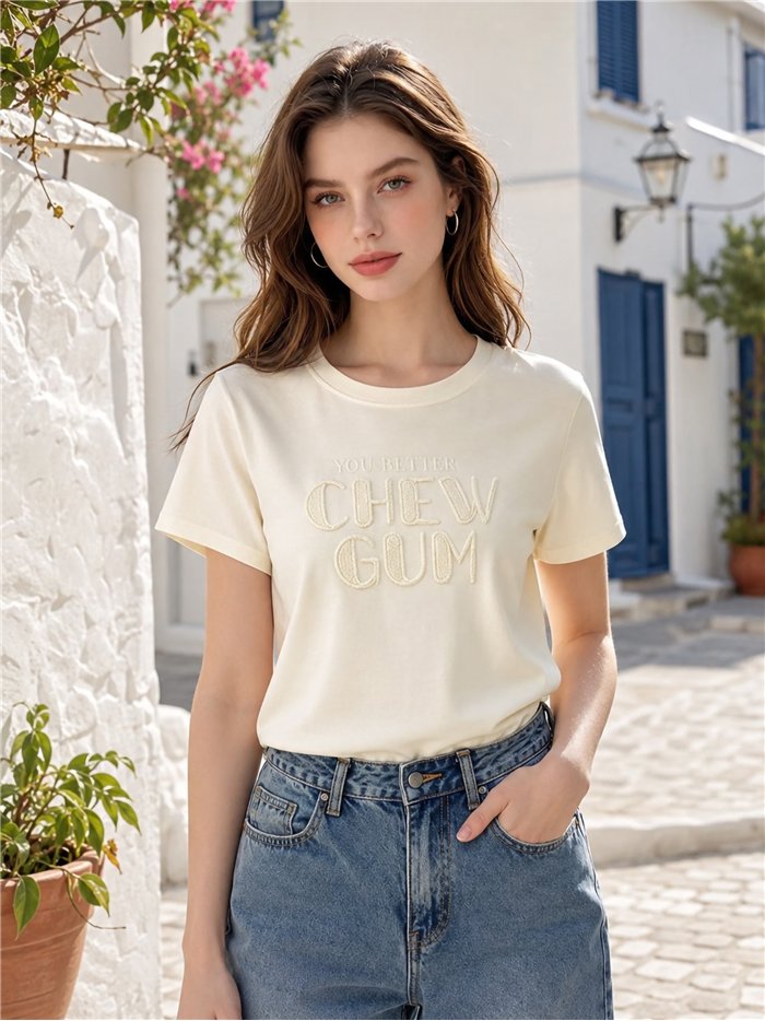 T-shirt con testo ricamato