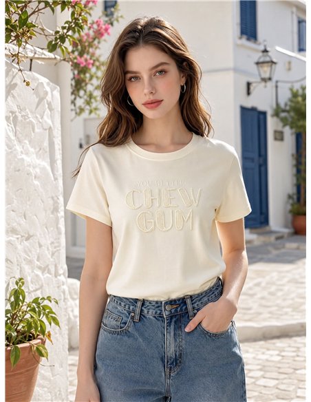 T-shirt con testo ricamato