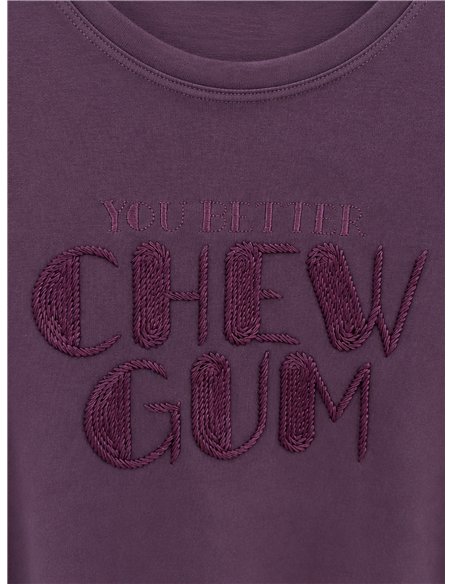 T-shirt con testo ricamato