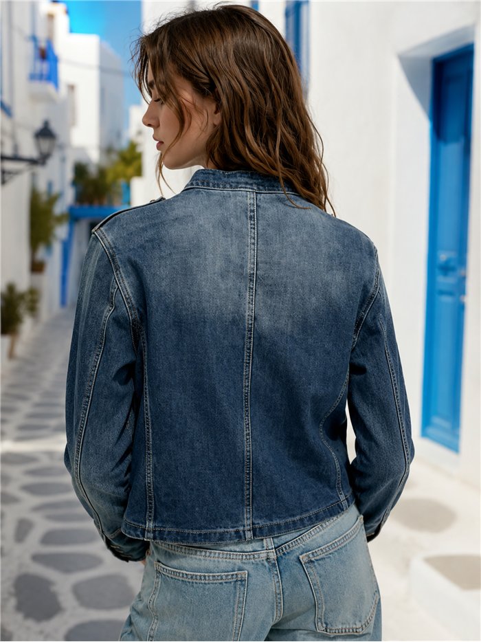 Jeansjacke mit Militärknöpfen