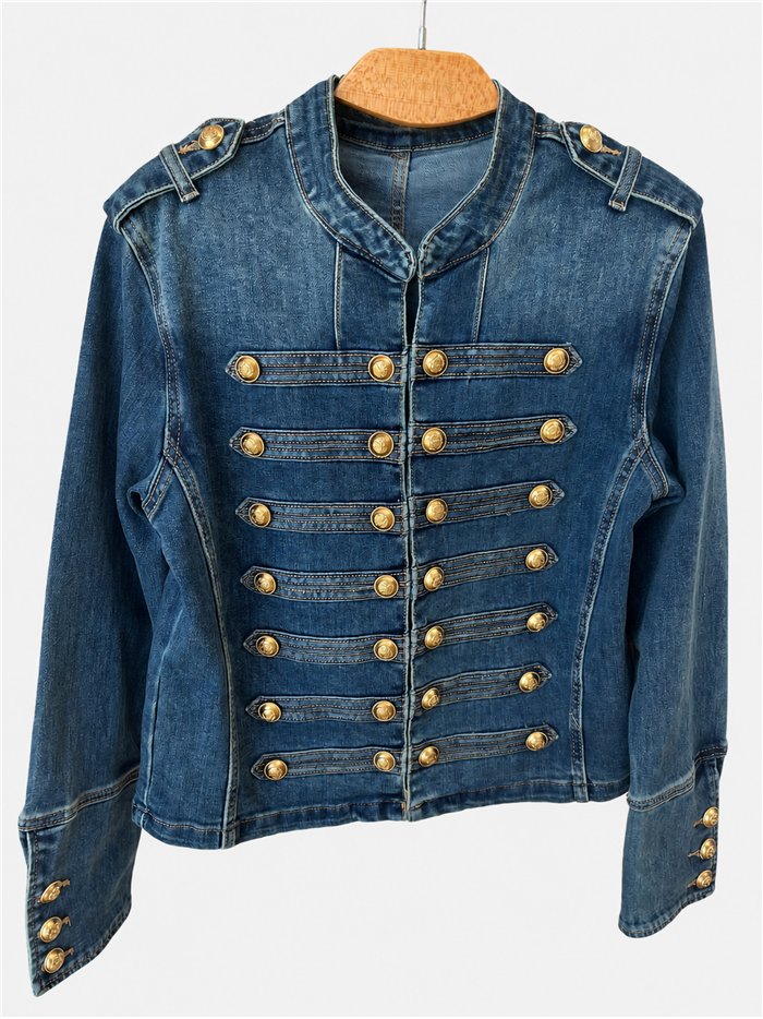 Jeansjacke mit Militärknöpfen