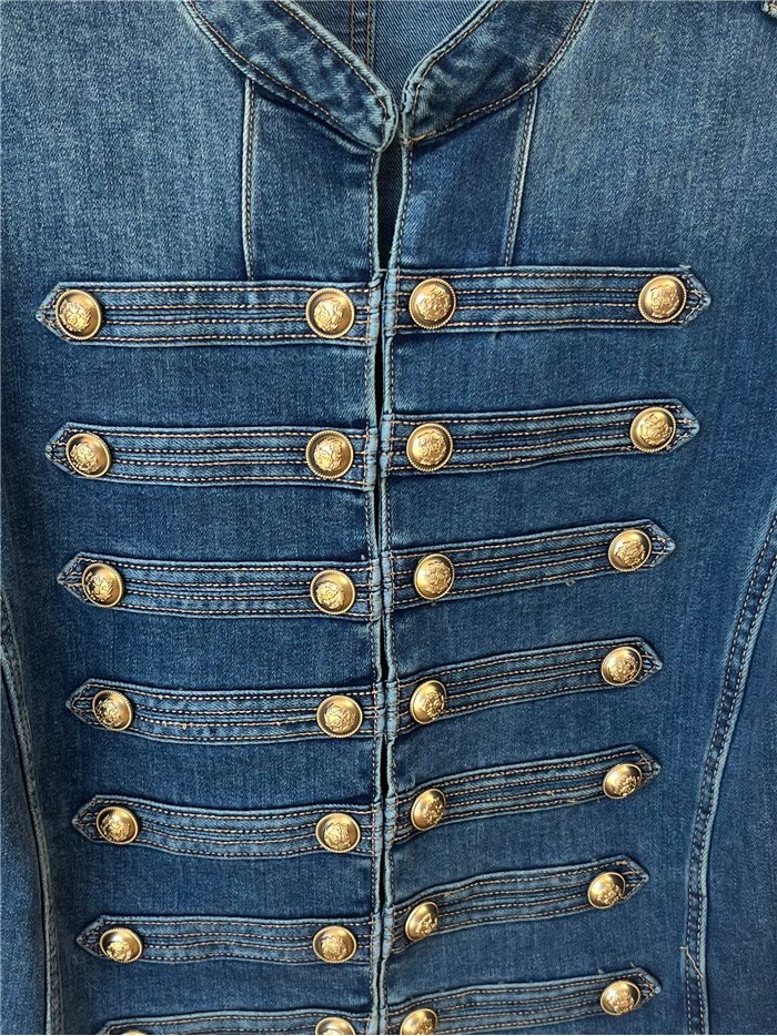 Jeansjacke mit Militärknöpfen