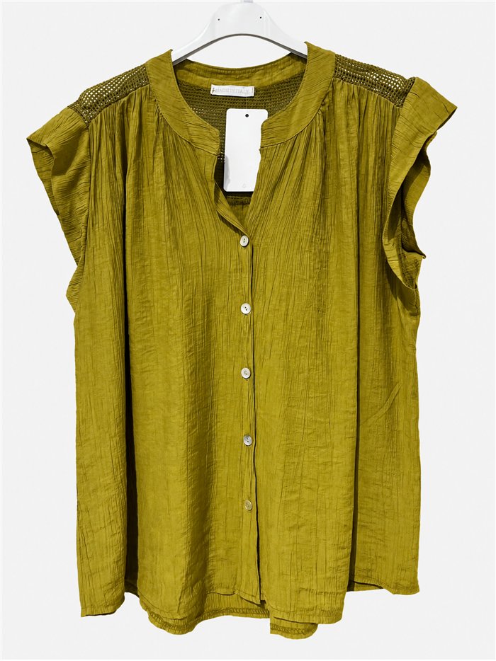 Blusa fluida con botones y rejilla