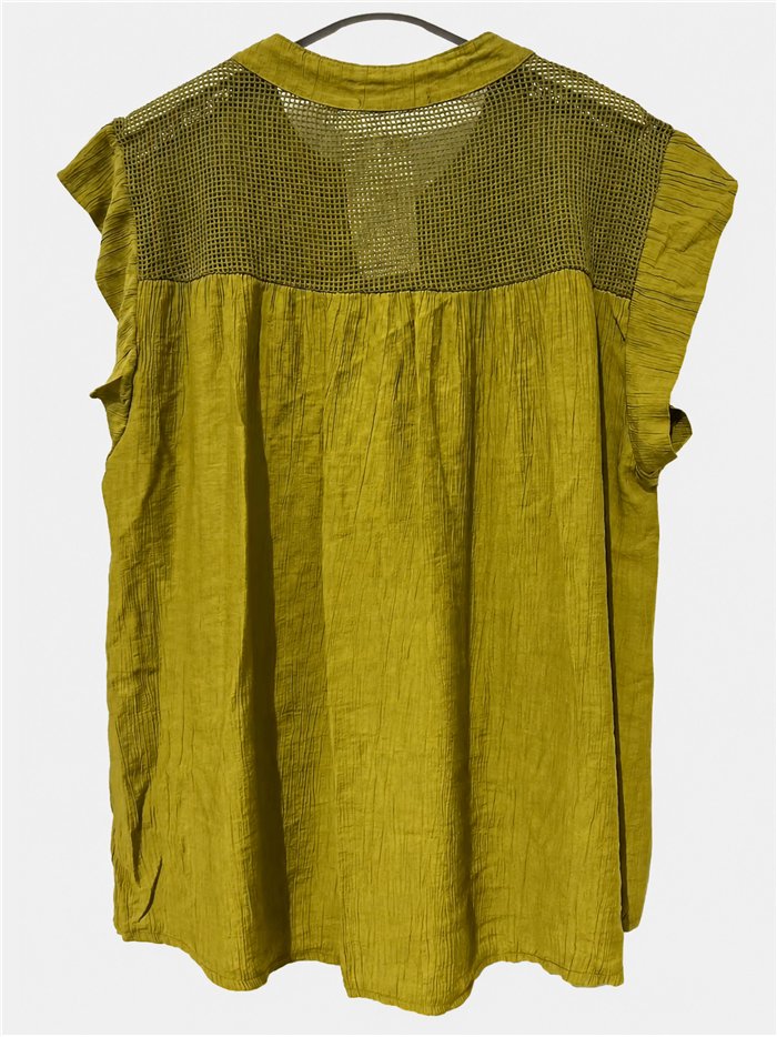 Blusa fluida con botones y rejilla