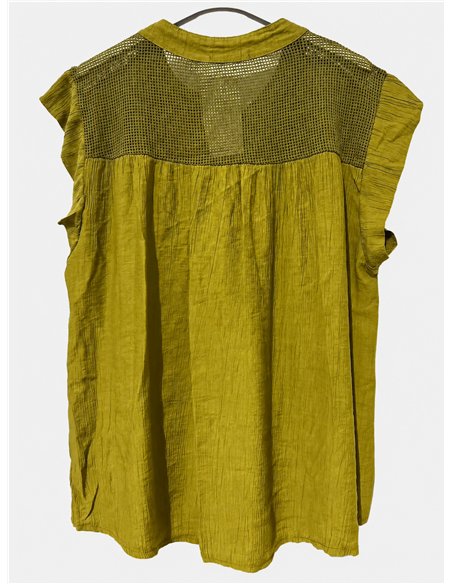 Blusa fluida con botones y rejilla