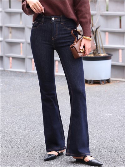 Jeans flare oscuro con bolsillos solapa
