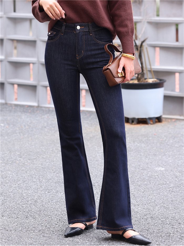 Jeans a zampa scuri con tasche a patta