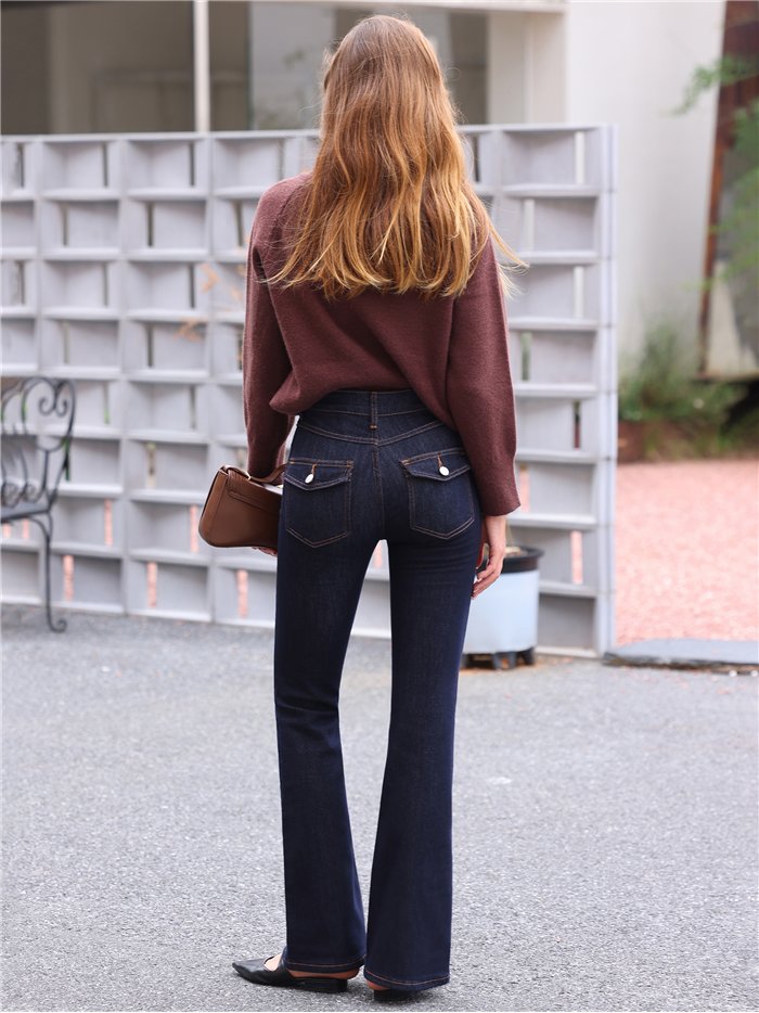 Jeans a zampa scuri con tasche a patta