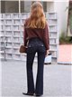 Jeans a zampa scuri con tasche a patta